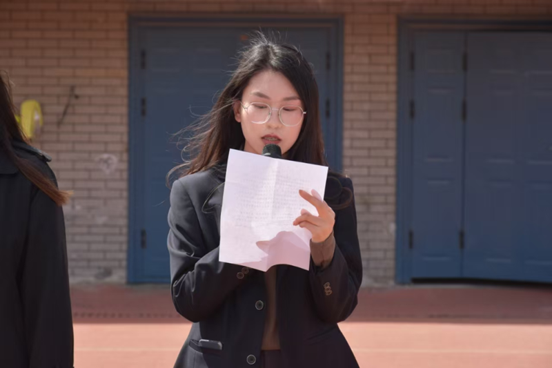 辅导员代表闫冰冰老师讲话(1).png 辅导员代表闫冰冰老师讲话(1).png
