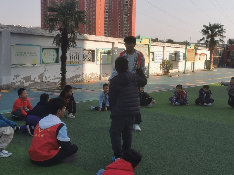 志愿者和员工玩游戏.jpg 志愿者和员工玩游戏.jpg