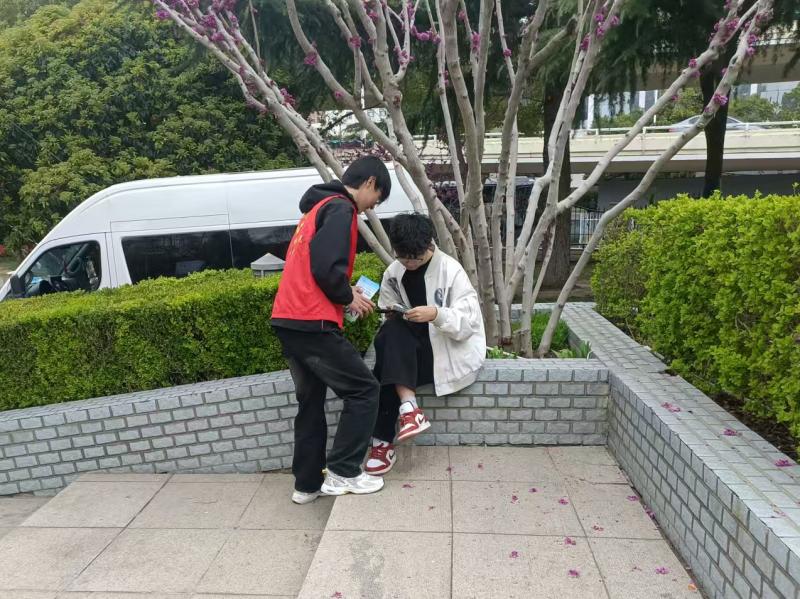 志愿者为路人分发宣传册.jpg 志愿者为路人分发宣传册.jpg