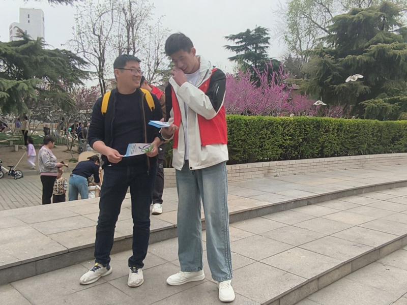 志愿者为路人讲解肺结核的相关知识.jpg 志愿者为路人讲解肺结核的相关知识.jpg